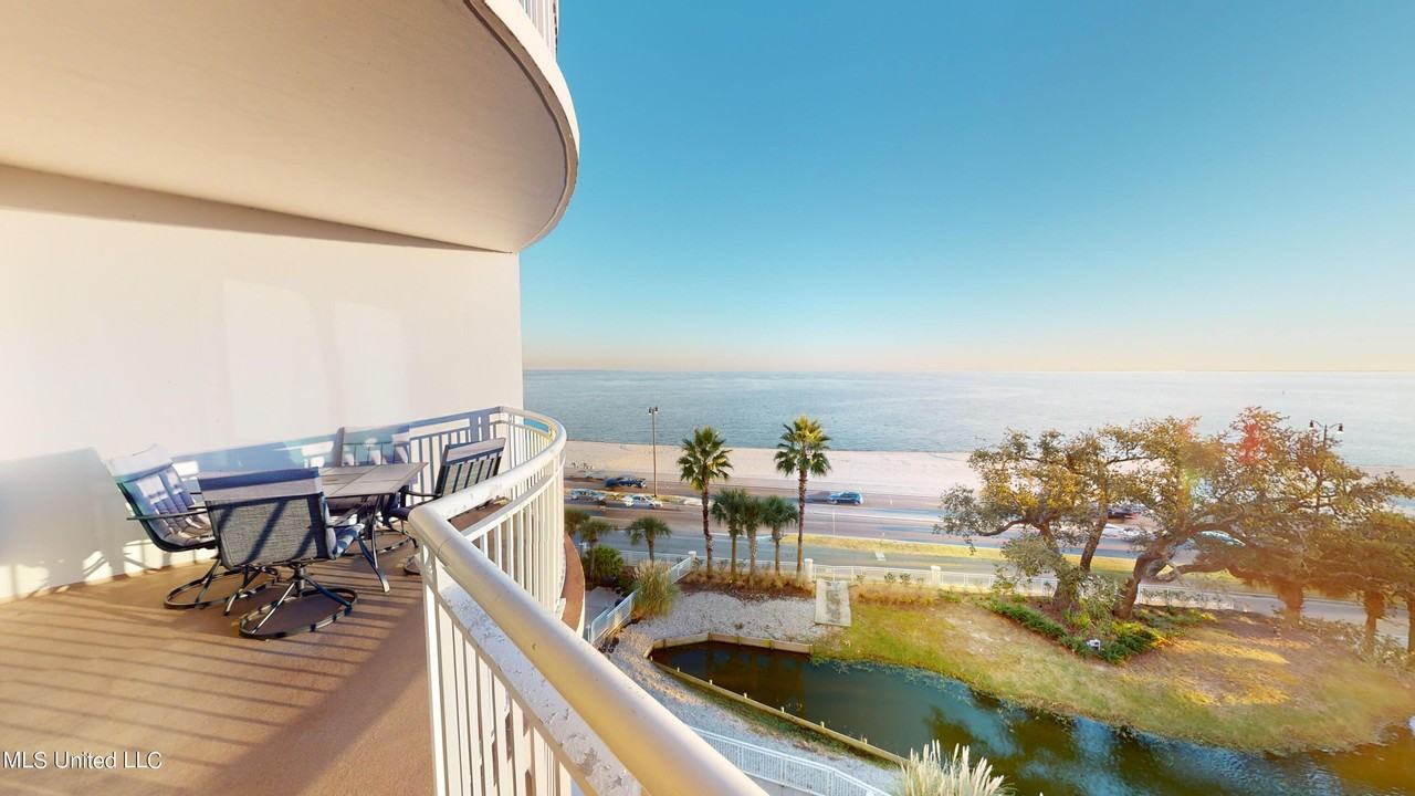 2228 Beach Dr - Photo 5 of 33