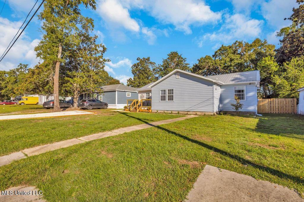 1616 Hollywood Blvd - Photo 3 of 25