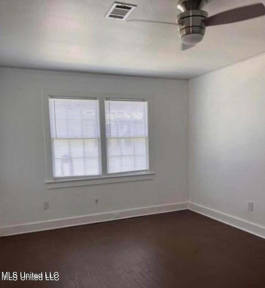 1054 Desoto St - Photo 2 of 8