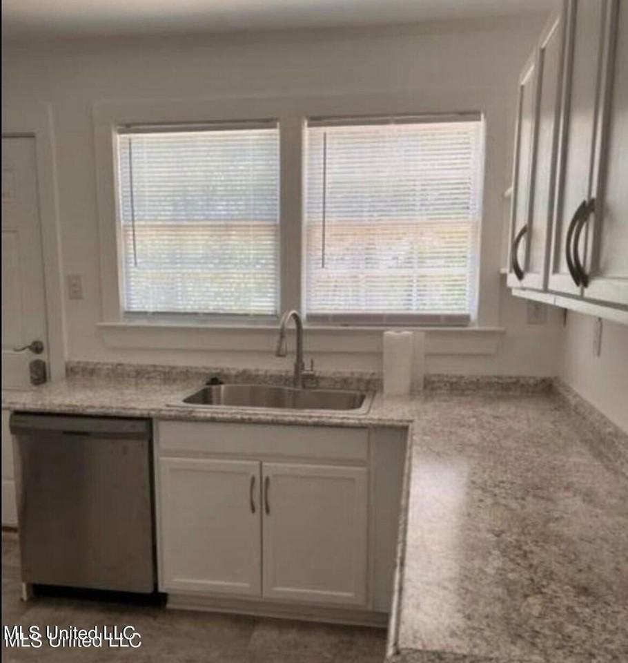 1054 Desoto St - Photo 3 of 8