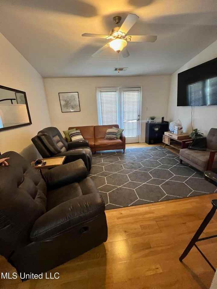 2421 Beachview Dr - Photo 6 of 14