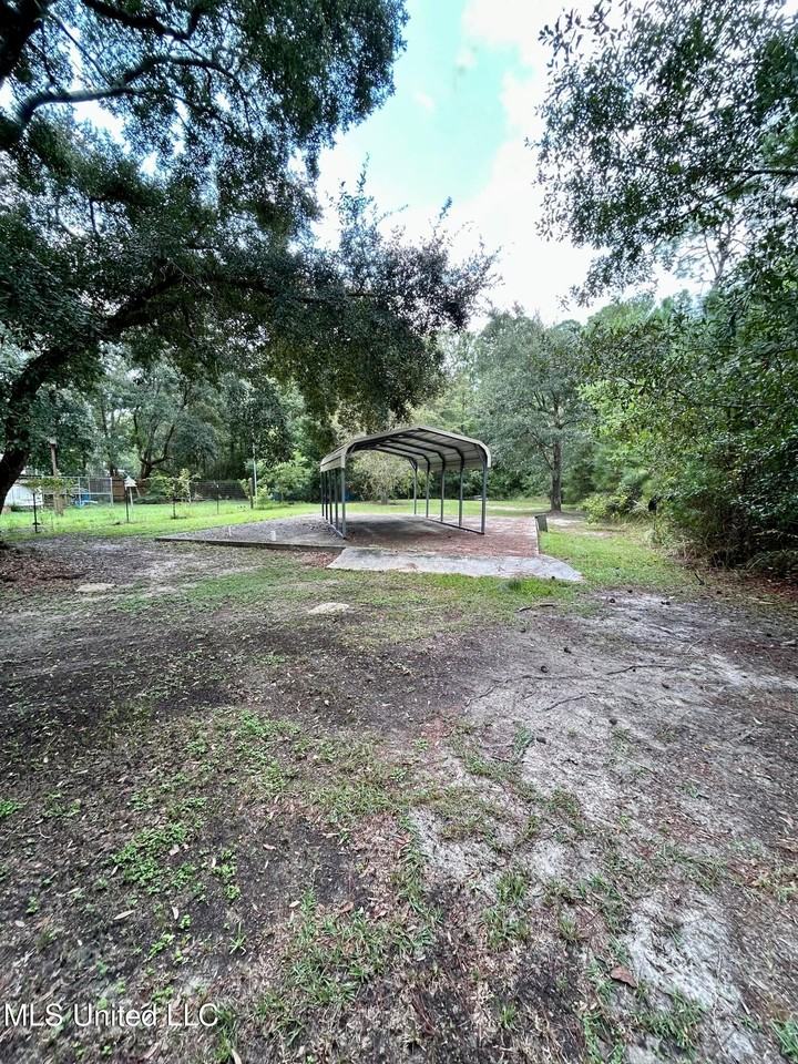 583 Henderson Ave - Photo 5 of 24