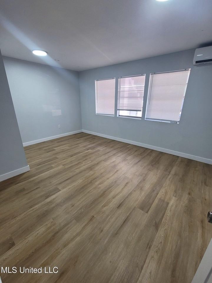 511 32nd St - Photo 4 of 6