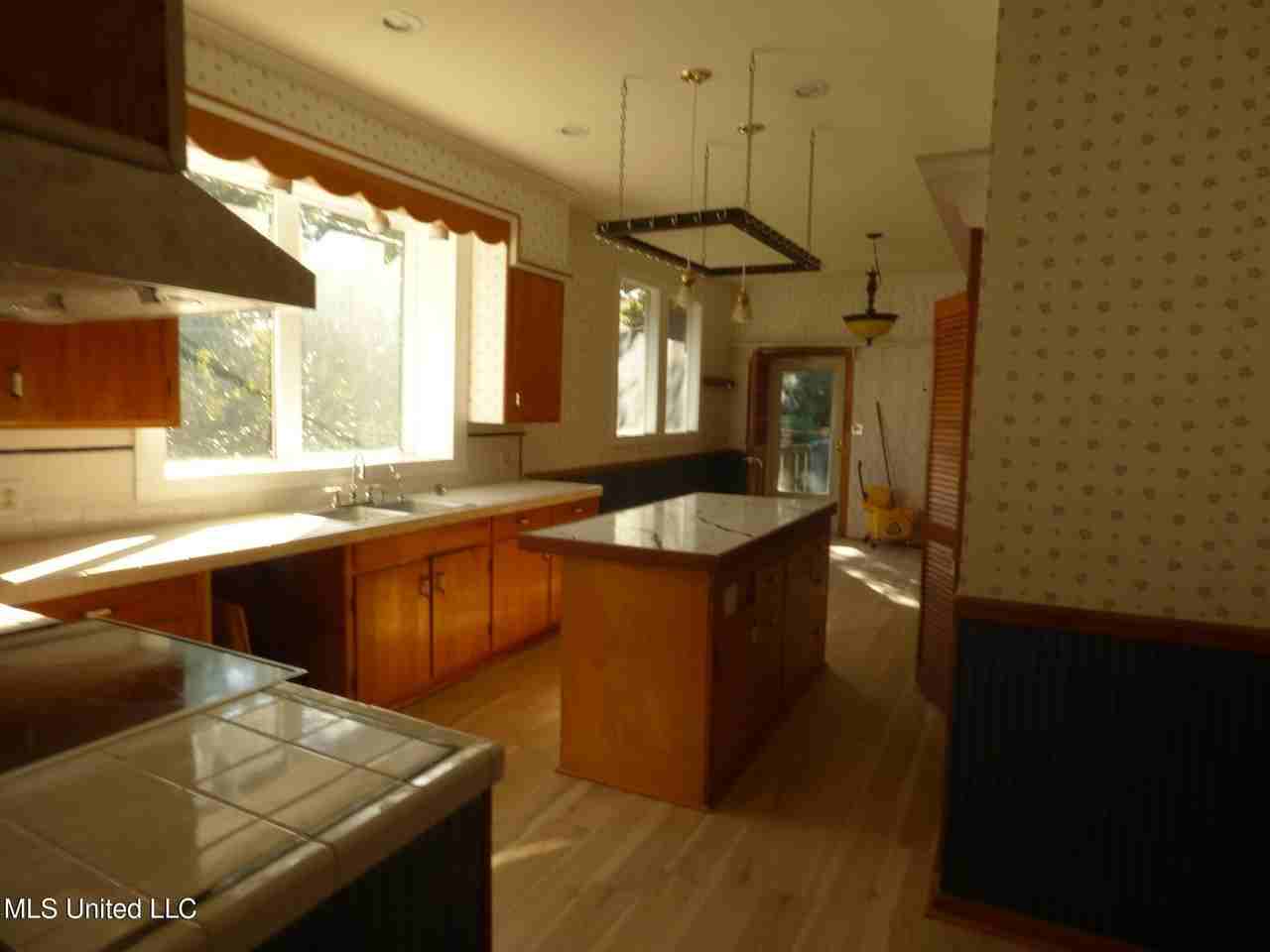 207 Jackson Ave - Photo 2 of 13