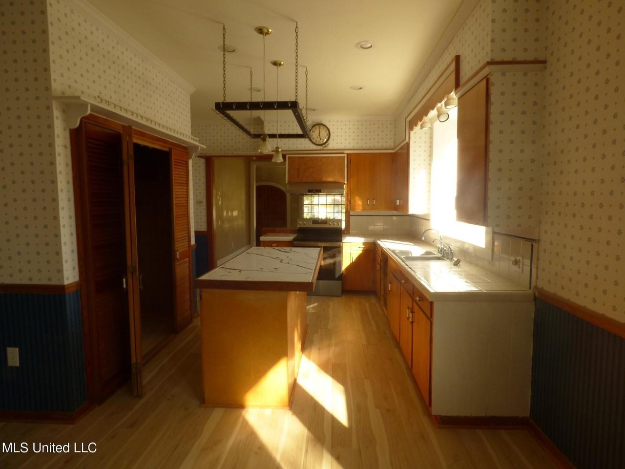 207 Jackson Ave - Photo 3 of 13