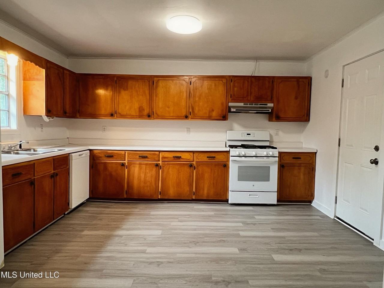 619 Eighth St - Photo 2 of 5
