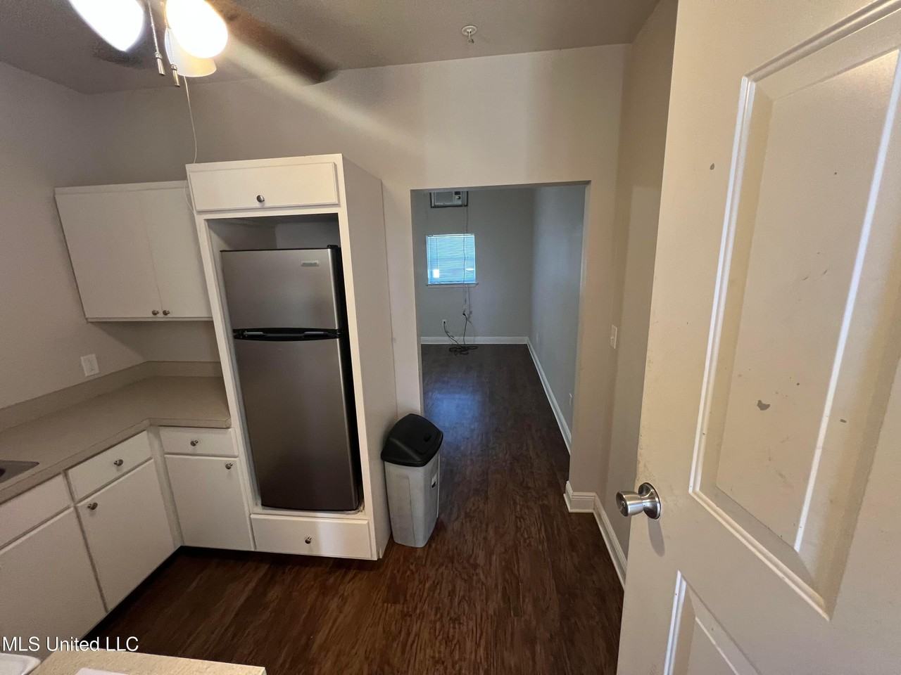 100 Elizabeth St - Photo 3 of 12