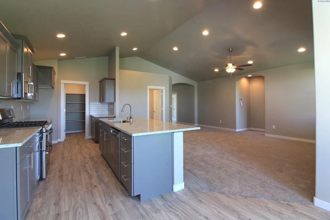 4718 Philippi Dr - Photo 3 of 13