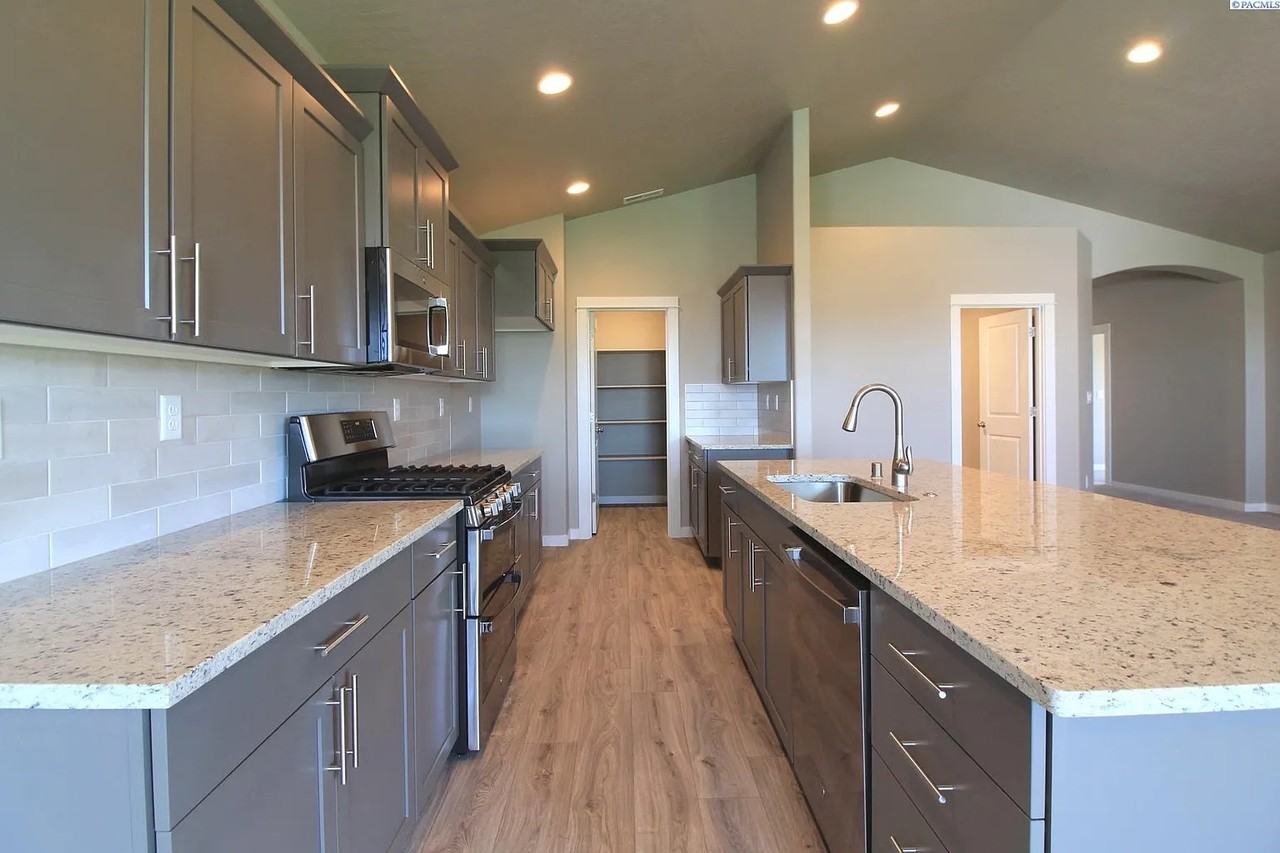 4718 Philippi Dr - Photo 4 of 13