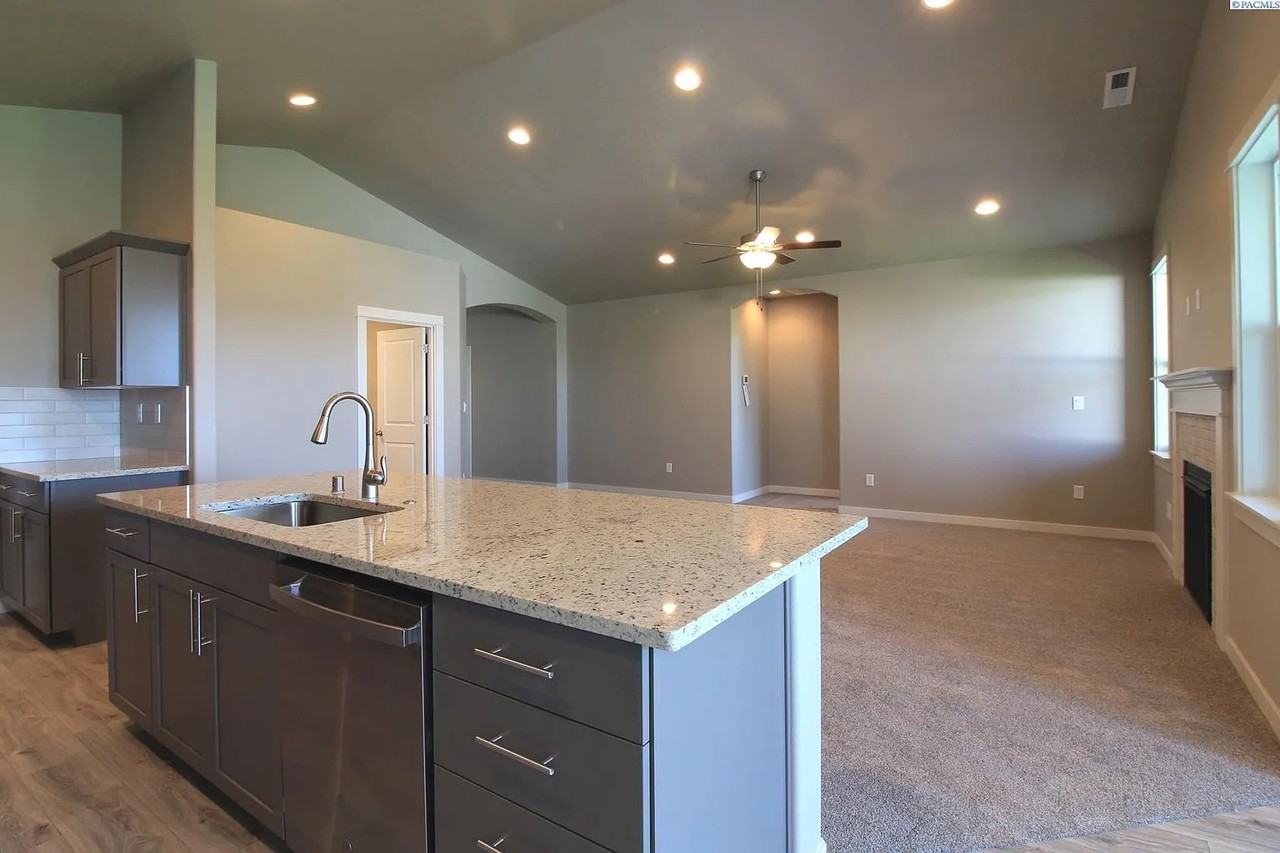 4718 Philippi Dr - Photo 5 of 13