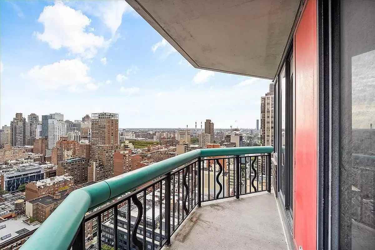 303 E 60Th St - Photo 3 of 4