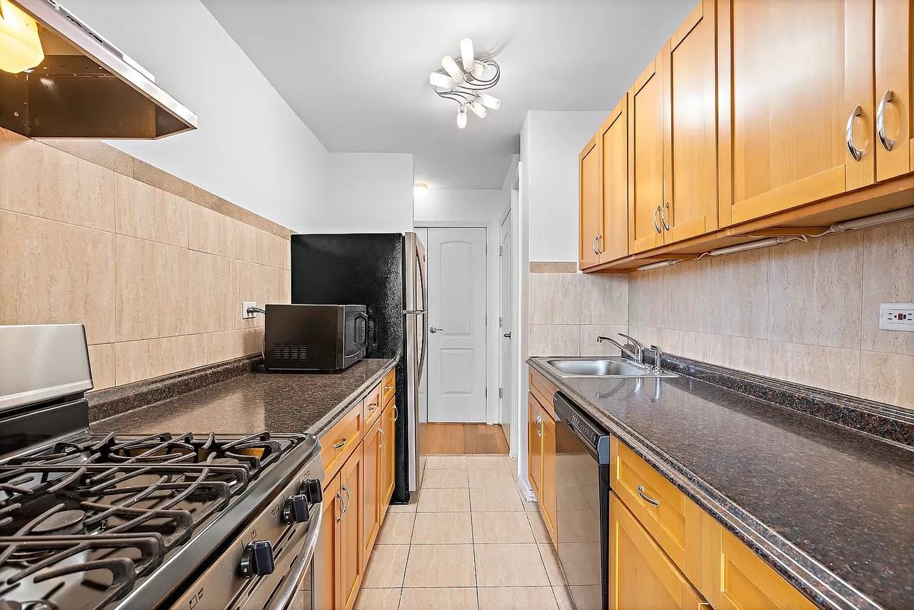 2650 Ocean Pkwy - Photo 2 of 4