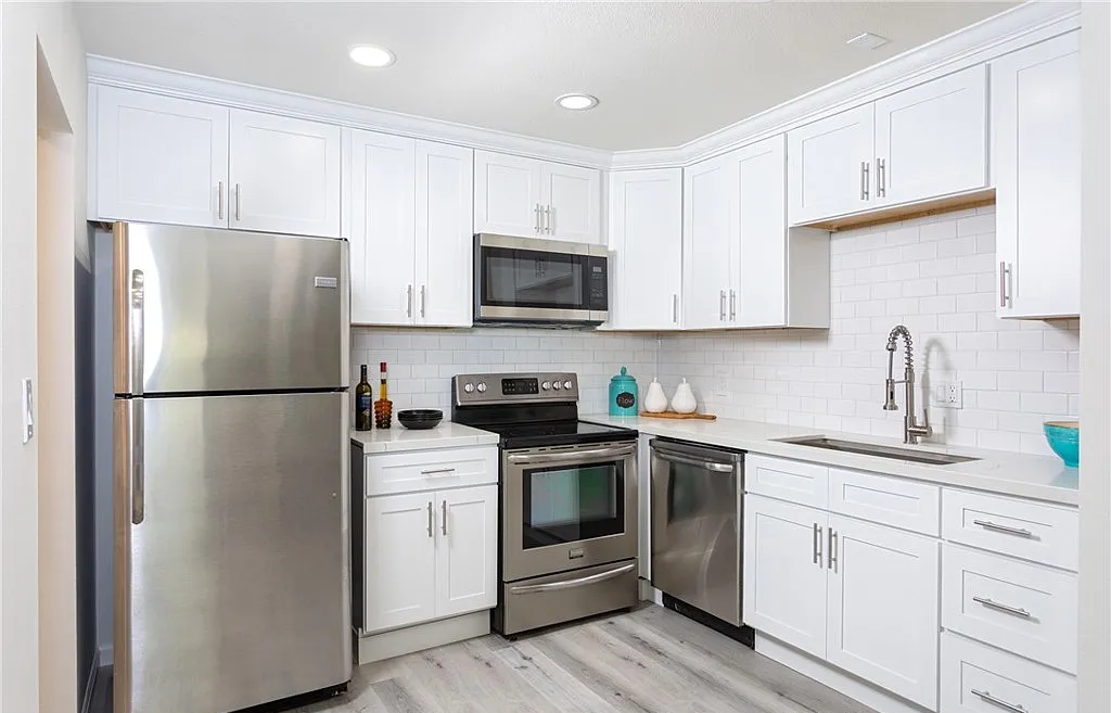 100 Scholz Plz - Photo 3 of 13