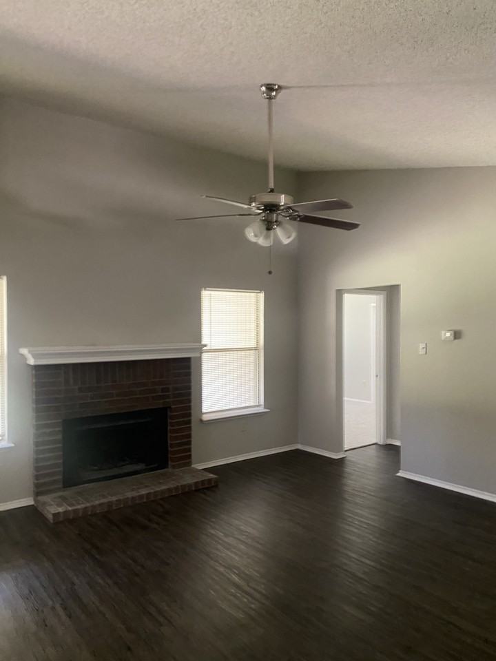 822 Collins Blvd - Photo 3 of 12