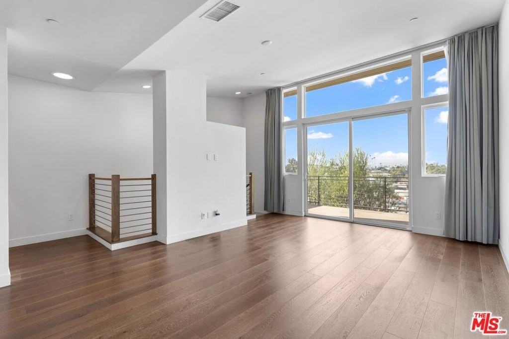 1912 W Liberty Ct - Photo 3 of 36