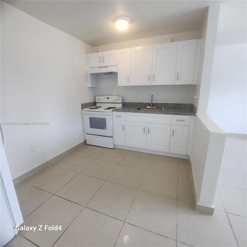 2400 Nw 10th Ave #4 - Photo 2 of 7