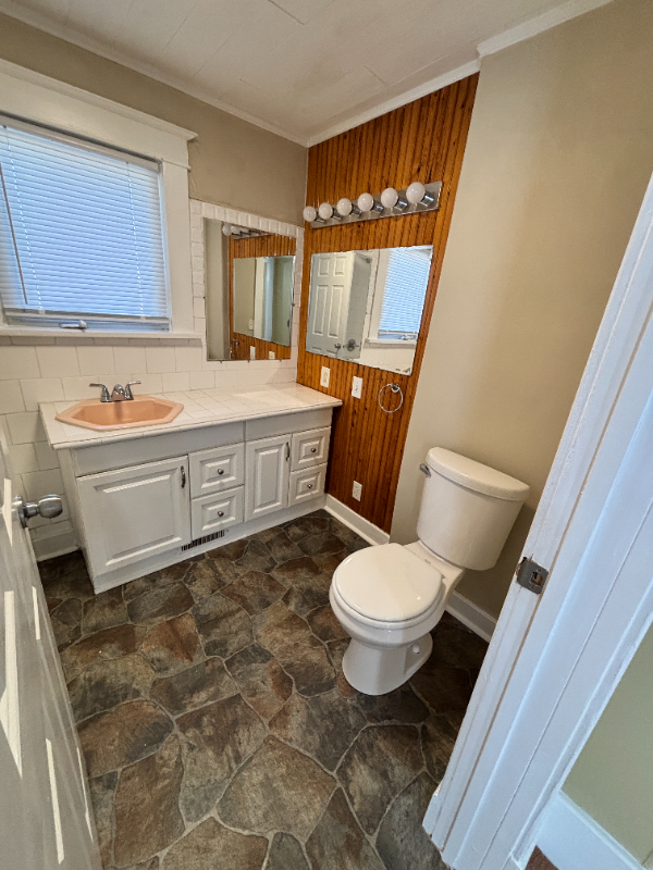 645 Phillips St - Photo 5 of 19