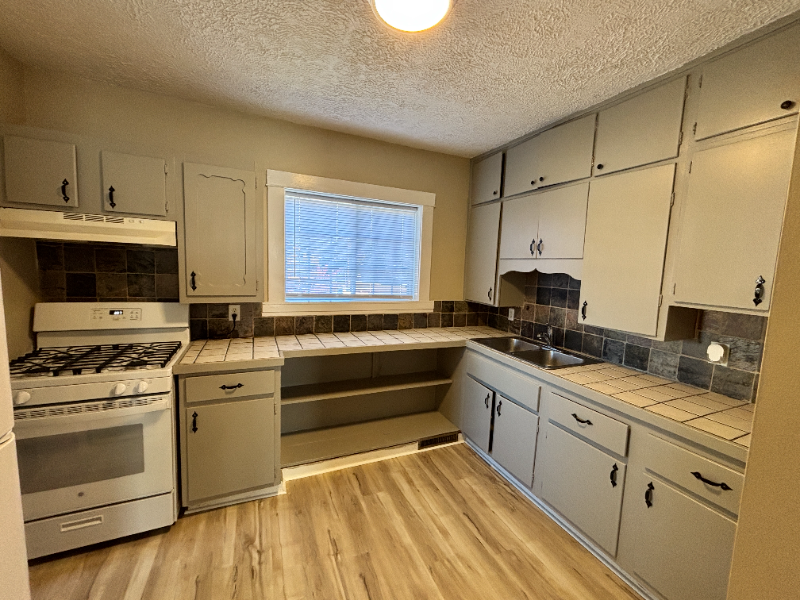 645 Phillips St - Photo 7 of 19