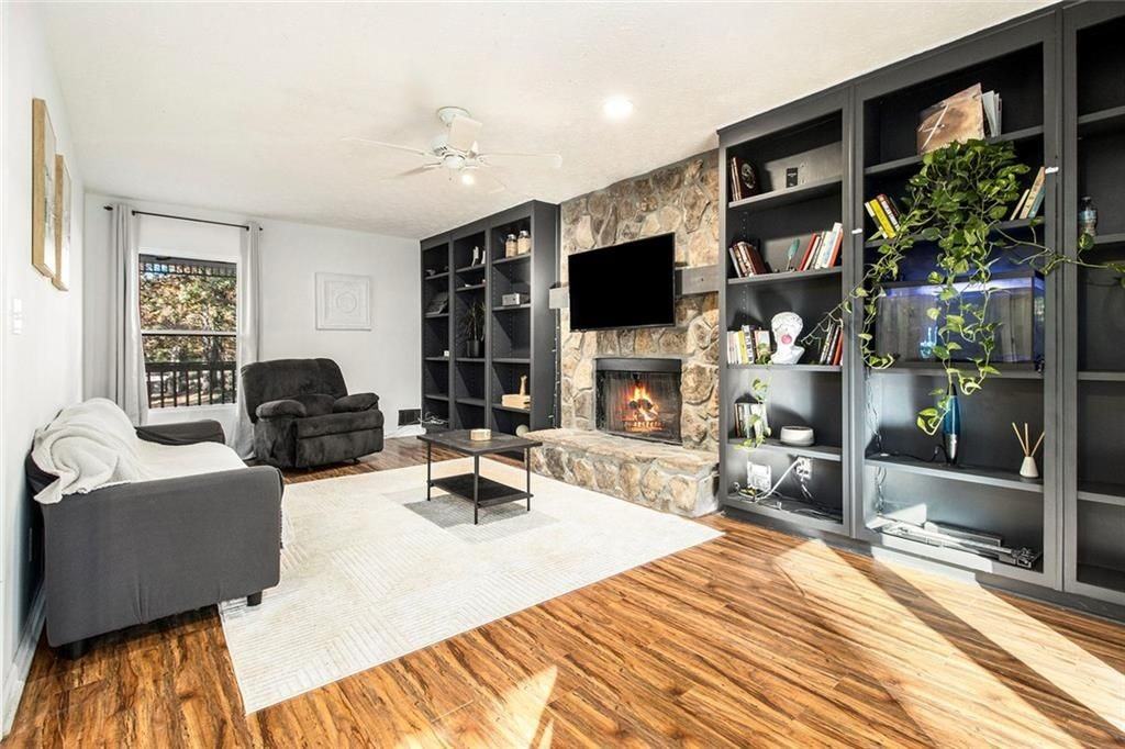 8212 Lullwater Ct - Photo 2 of 15