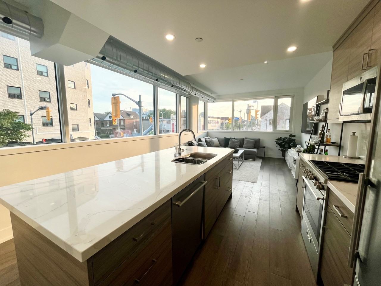 3258 Dundas Street West - Photo 4 of 31