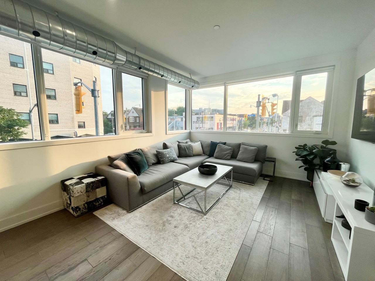 3258 Dundas Street West - Photo 6 of 31