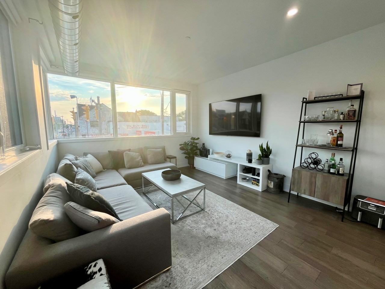 3258 Dundas Street West - Photo 7 of 31