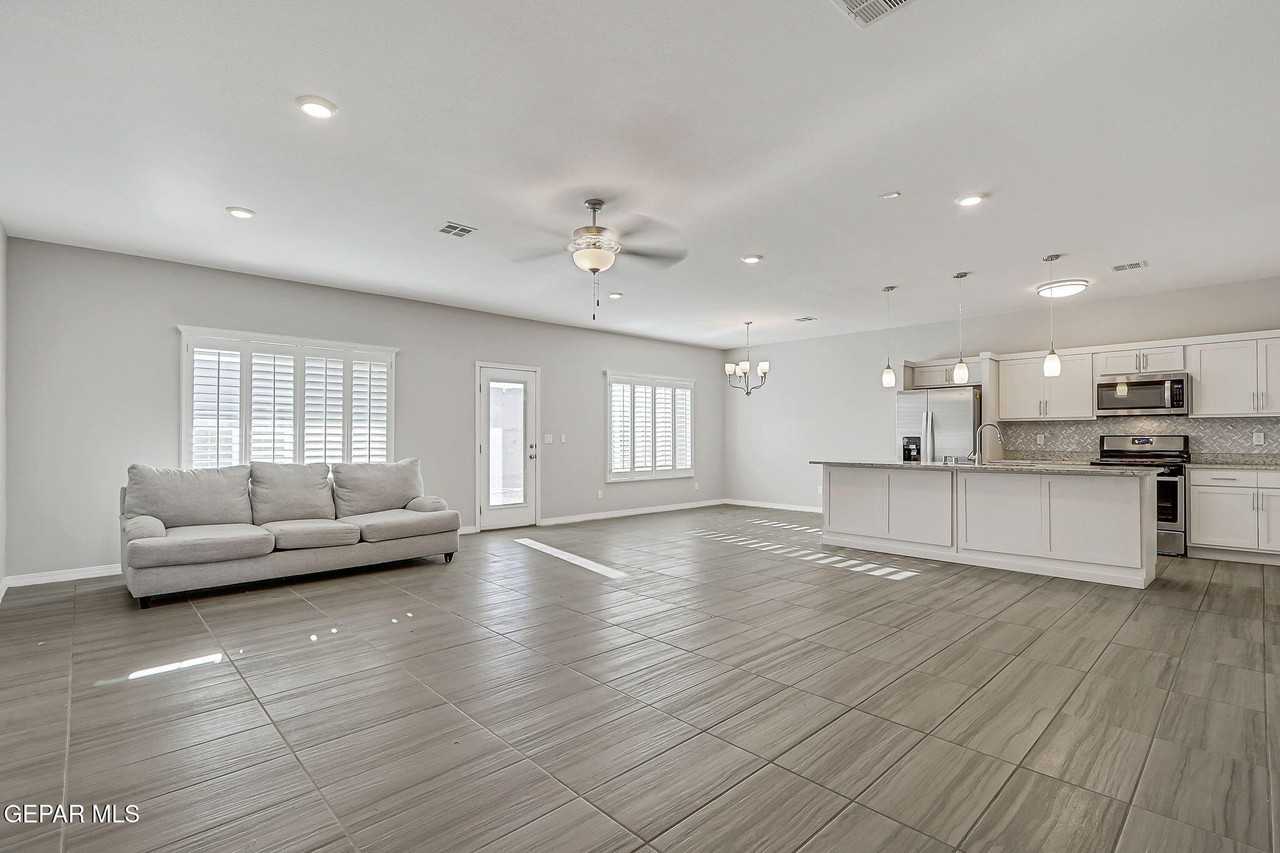 261 Emerald Sun Dr - Photo 4 of 31