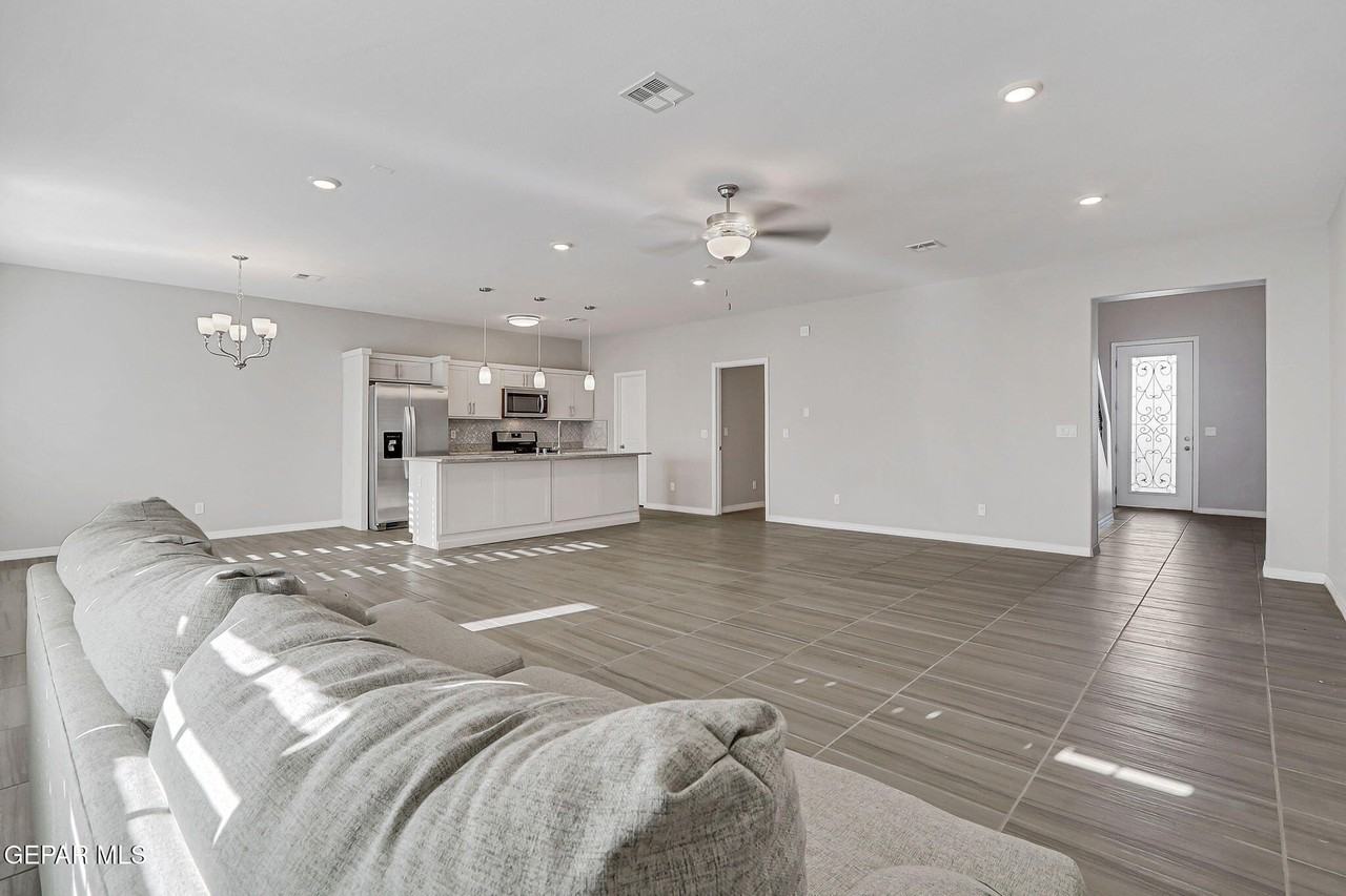 261 Emerald Sun Dr - Photo 5 of 31