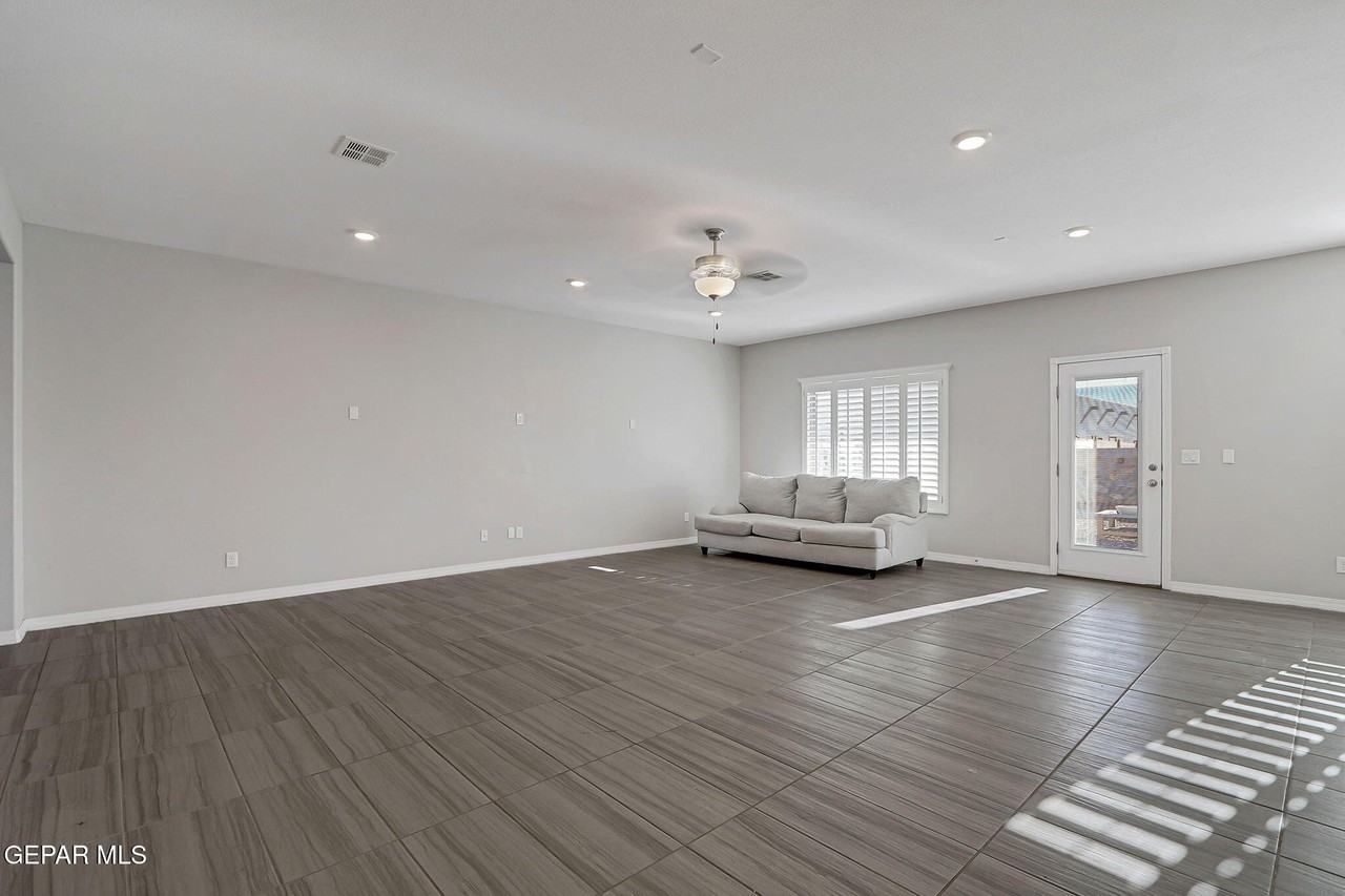 261 Emerald Sun Dr - Photo 7 of 31