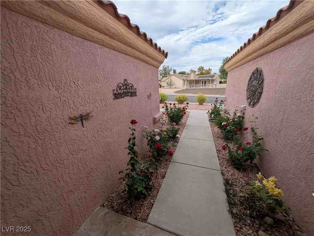 9729 Buckhorn Dr - Photo 2 of 22