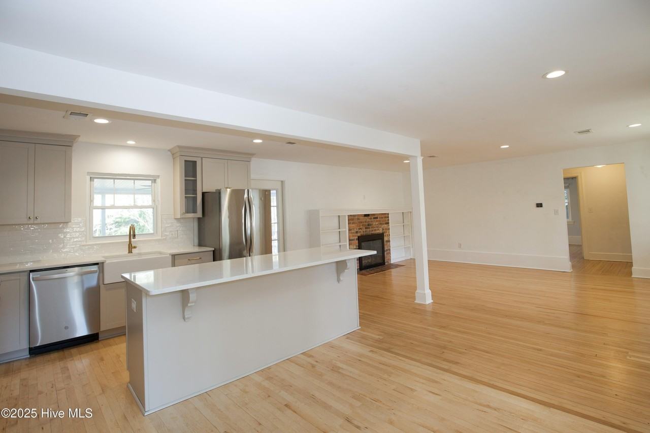 365 E New Jersey Ave - Photo 7 of 50