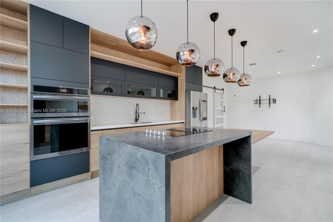 11583 Nw 69th Ter - Photo 5 of 40