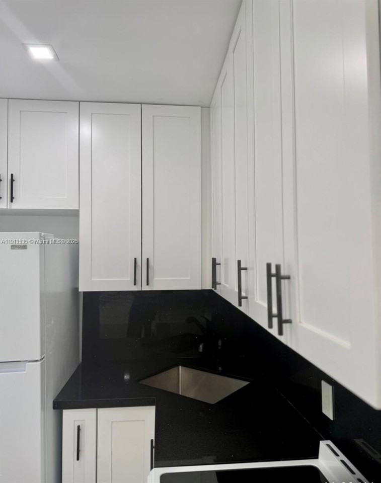 7521 Ne 2nd Ct #4 - Photo 3 of 48