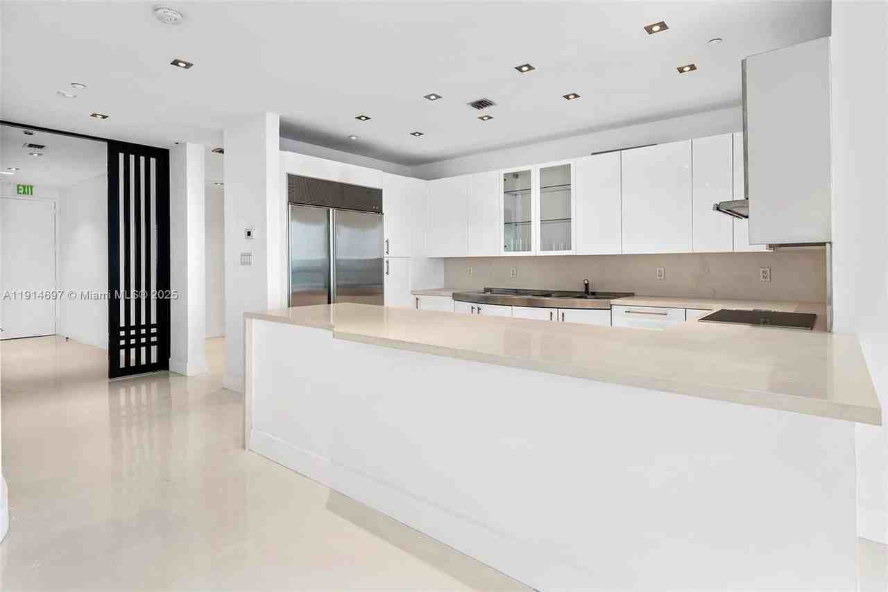 100 S Pointe Dr #2306 - Photo 5 of 17