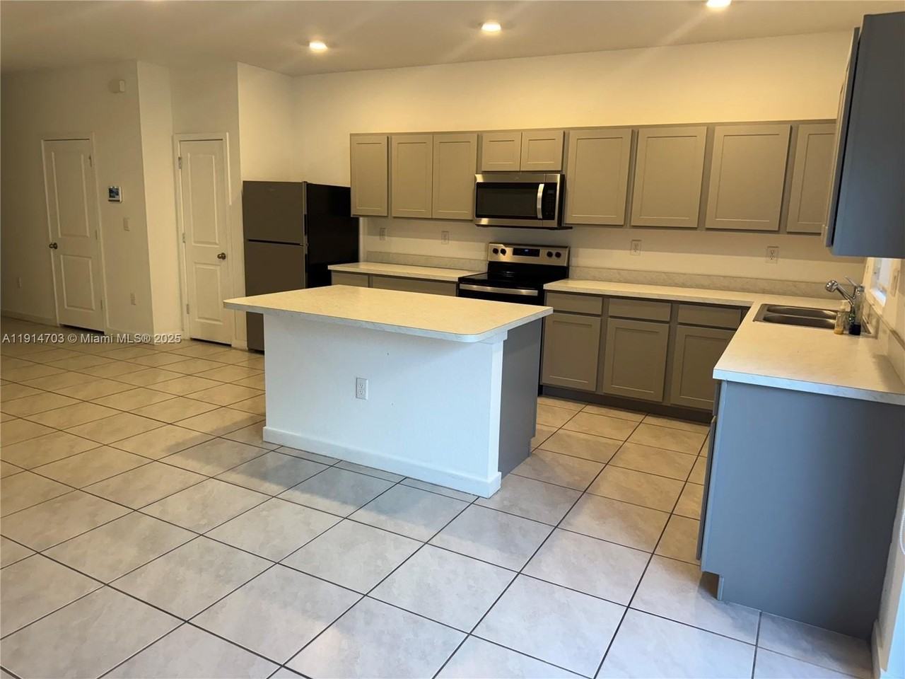 817 Nw 3rd Way #817 - Photo 7 of 13