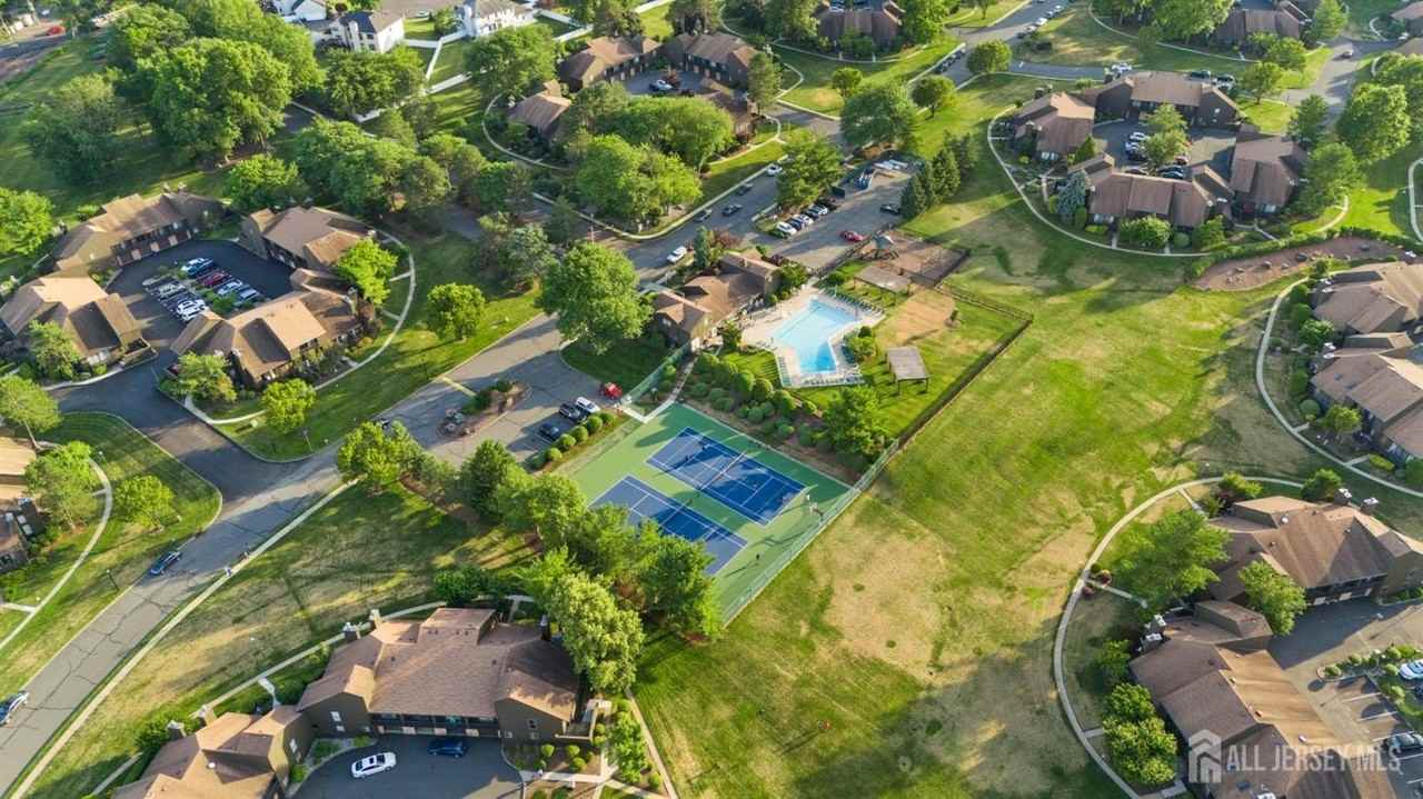 542 Westgate Dr - Photo 3 of 7