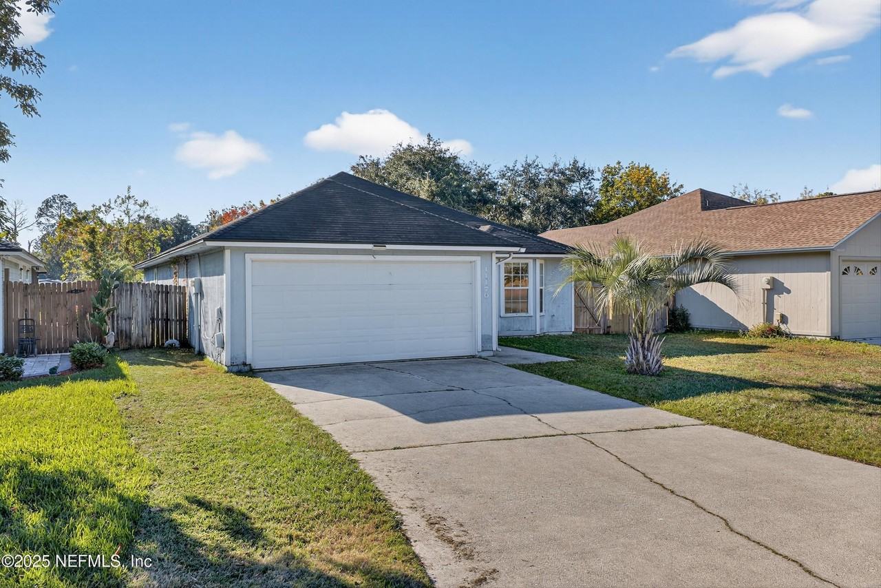 11170 Wandering Oaks Dr - Photo 3 of 32