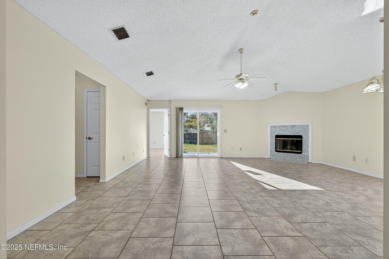 11170 Wandering Oaks Dr - Photo 7 of 32