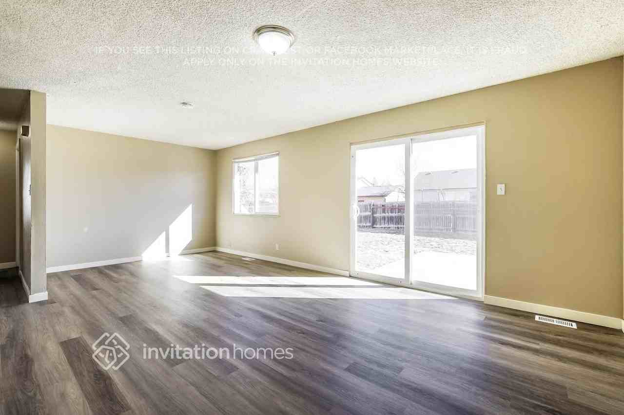 5030 N Worchester St - Photo 5 of 17