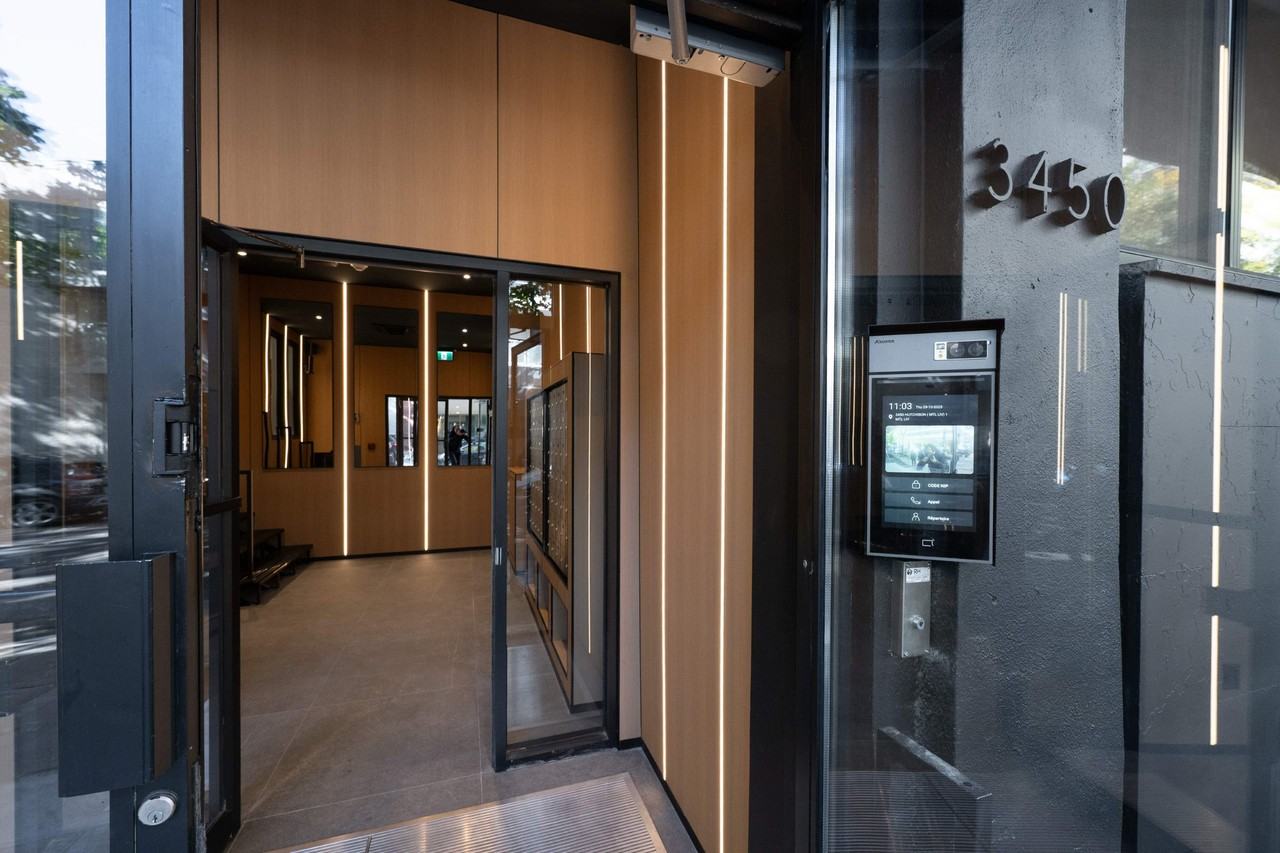 MTL LIV - Photo 3 of 50