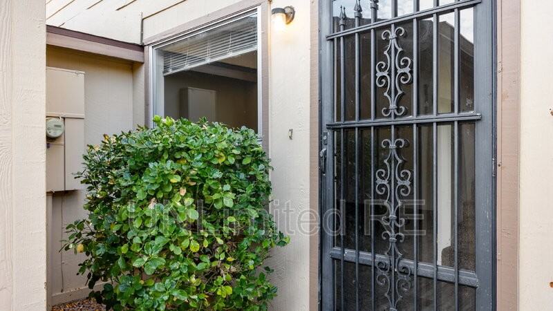 1637 Canada Cres - Photo 3 of 28