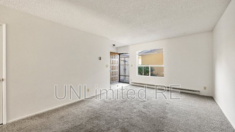 1637 Canada Cres - Photo 5 of 28