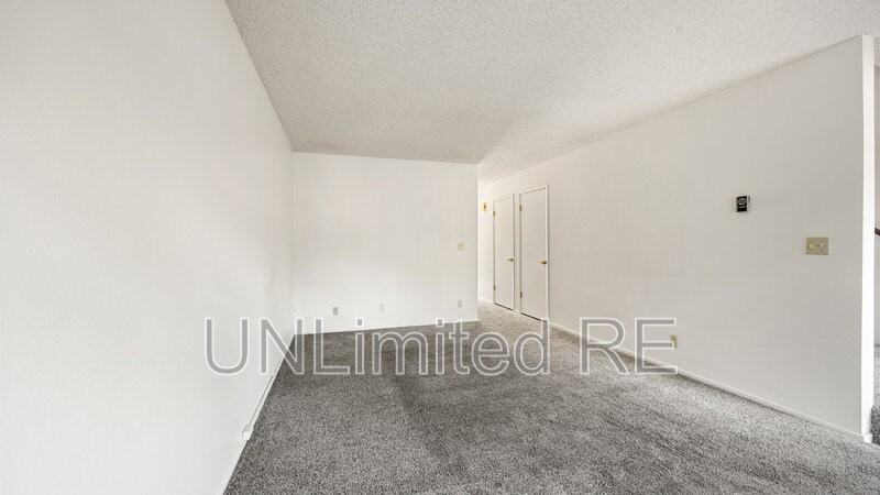 1637 Canada Cres - Photo 7 of 28