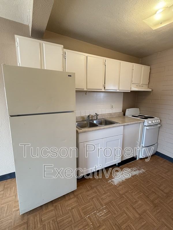 2411 S 6th Ave - Photo 2 of 7