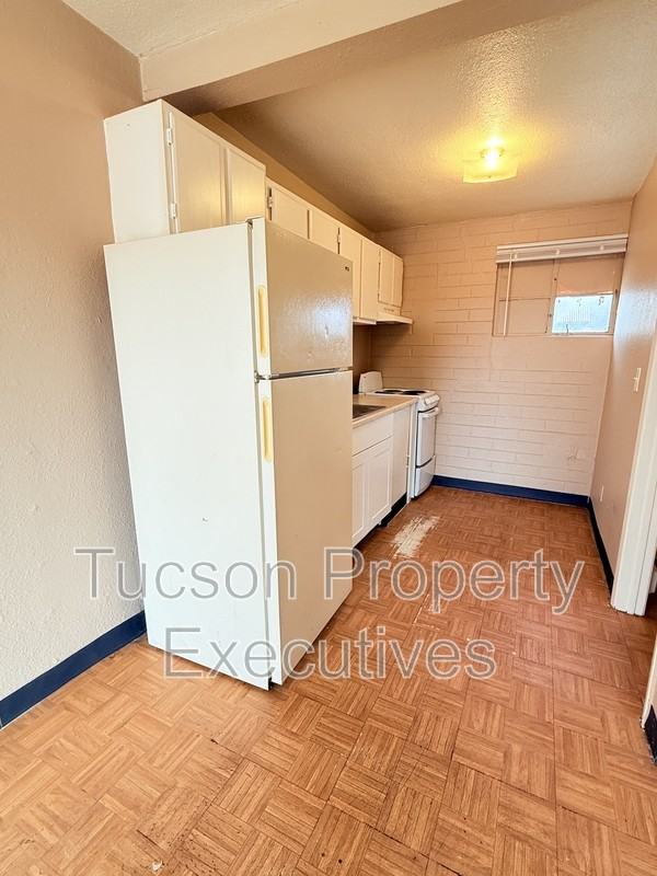 2411 S 6th Ave - Photo 3 of 7