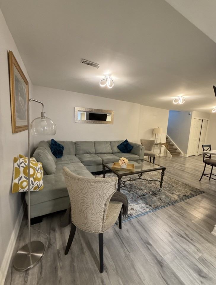 335 Elgin Mills Road West - Photo 2 of 15