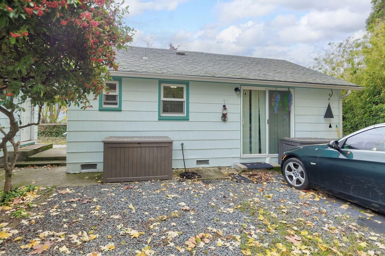 916 Northeast 11th Street #A - Photo 2 of 8