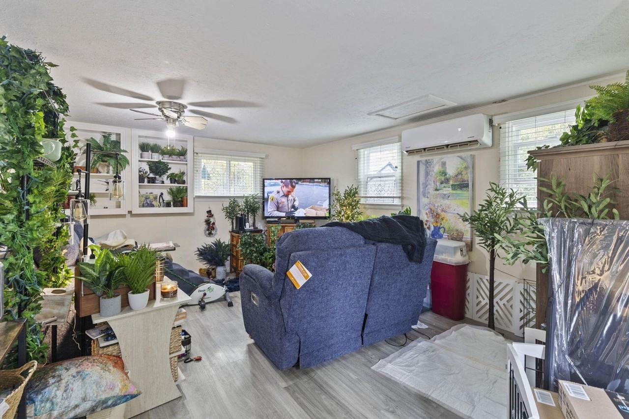 916 Northeast 11th Street #A - Photo 3 of 8