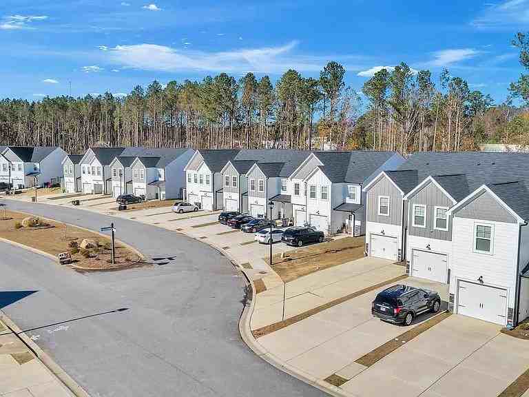 1042 Linsmore Ave - Photo 4 of 28