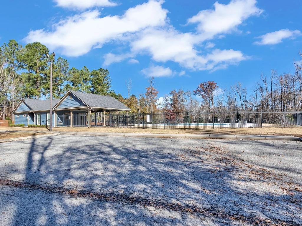 1042 Linsmore Ave - Photo 7 of 28